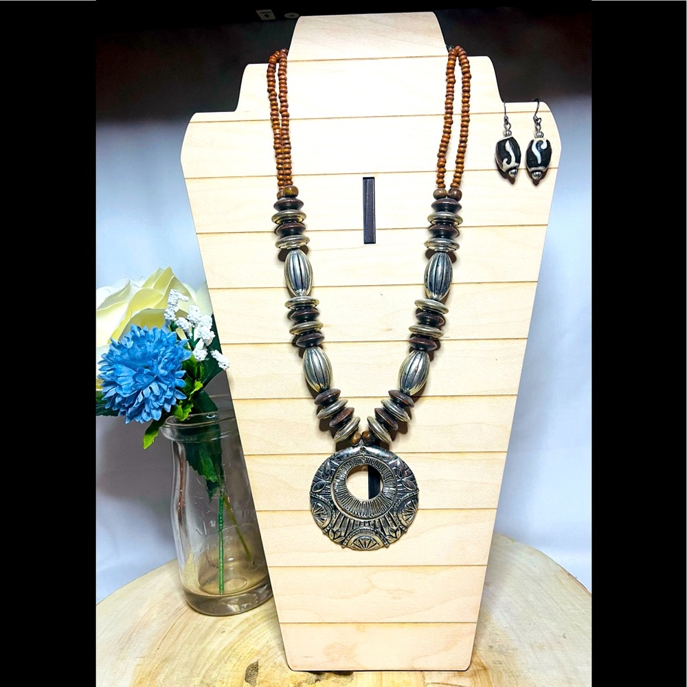 2 /$14💖Boho Necklace and earrings. Silver tone with brown wooden beads.